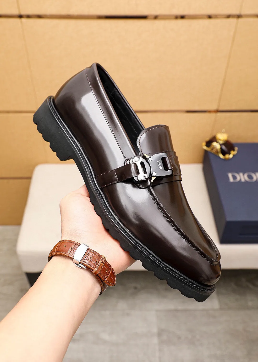 Men's shoes 💰460 💐 Product trademark: Dior "Dior" casual leather shoes Regular size: 39-44 (38.45🉑️customized) Product materials: Selected Italian imported first-layer open-edge beaded cowhide upper + classic hardware buckle, imported water-dyed cowhide lining. Strong three-dimensional visual effect, foam outsole Color: 2⃣️colors available